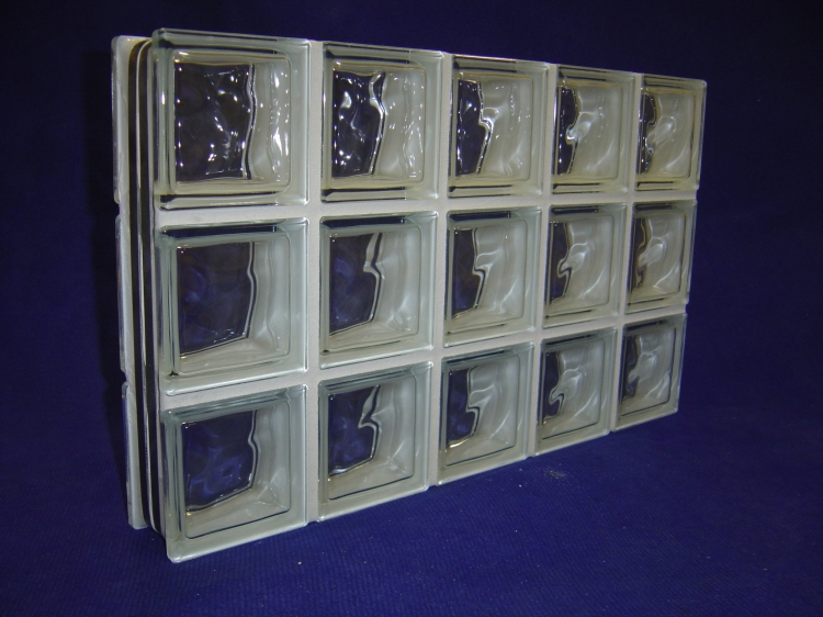 moduł (okno, panel)  z pustaków szklanych (luksferów) 19x19x8 Wave.JPG . Gotowe okno z pustaków szklanych (luksferów) producent Glasspol.pl