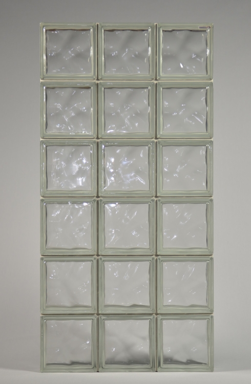 Moduły i okna z pustaków szklanych 1908  Wave. Producent Seves Basic. Projekt i wykonanie okna z luksferów: Glasspol Maciej Załuski. Wymiar: 58x117cm