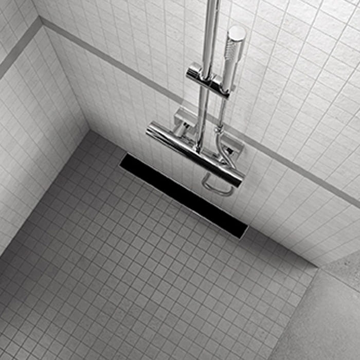 Odpływ liniowy czarne szkło OL-AG01B aranżacja.jpg