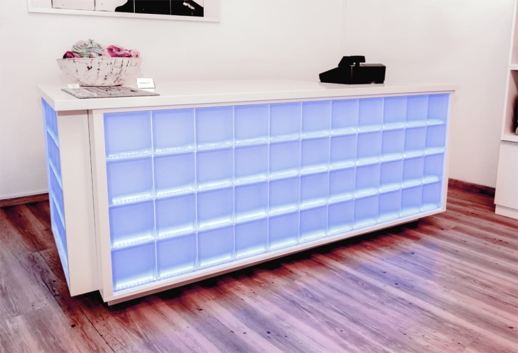 Barek z pustaków szklanych podświetlanych Light My Wall Theke.jpg