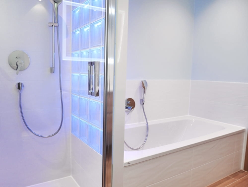 Light My Wall działowa ścianka z luksferów w łazience.jpg