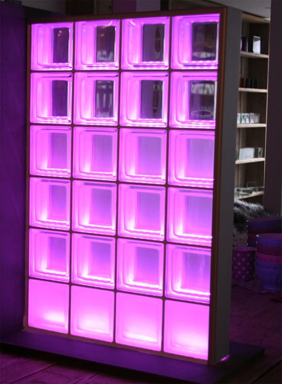 Ścianka dziłałowa z luksferów podświetlanych Light My Wall.jpg