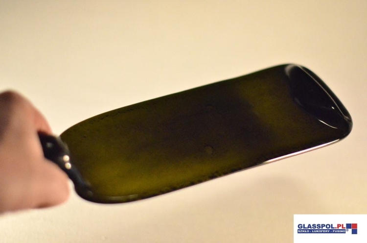 Butelka płaska, stopiona butelka. 
Nadaje się jako podstawka pod Palo Santo, Sushi, świecznik.