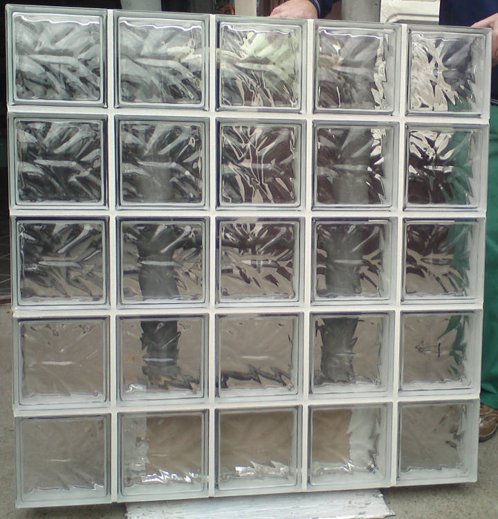 Okno gotowe z pustaków szklanych. Okno z luksferów Nuagee. glasspol.pl.
Moduł 97,5x97,5 cm - NUAGEE