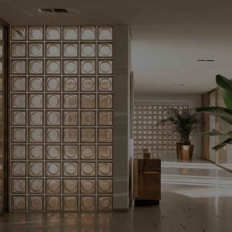 luksfery alpha brown scianka z luksferow brazowych 19x19.jpg