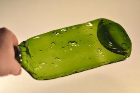 Szklana płaska butelka fusing. Luksfer.pl szkło-luksfery-fusing.
Stopiona butelka po winie.