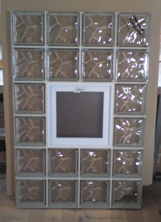 Gotowe okno z pustaków szklanych bezbarwnych1919/8 Wave wykonane przez Firmę Glasspol Maciej Załuski, wymiary okna z luksferów: 78x117 z okienkiem wentylacyjnym 2x2. Okno z luksferów Wave