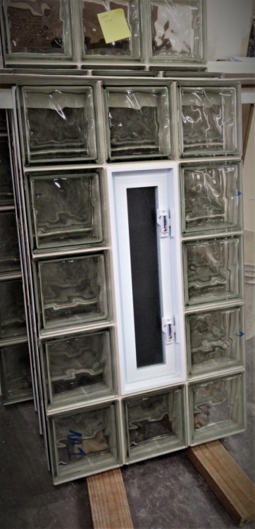 Zdjęcia: Glasspol.pl pustaki szklane 19x19x8 Wave, gotowe okno z pustaków szklanych 